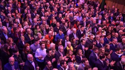 Bild: Florian Miedl/fph
Dicht an dicht drängten sich die vielen Besucher am Mittwochabend beim Neujahrsempfang in der renovierten Marktredwitzer Stadthalle.