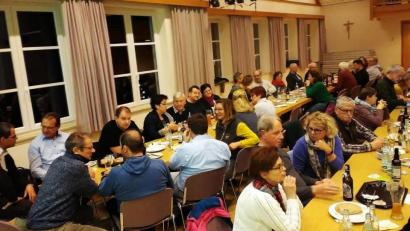 Bild: ld
Nach dem offiziellen Teil des Info-Abends zur Sommerlounge gab es bei einem Bier und einer Brotzeit noch viel zu diskutieren.