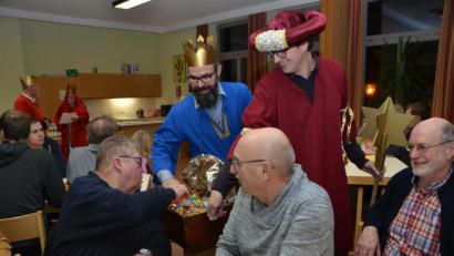 Bild: dob
Vier nicht alltägliche Könige statteten heuer den aktiven Gemeindemitgliedern beim Mitarbeiterdankabend einen Besuch im Gemeindehaus ab. Jeder Gast durfte sich aus der königlichen Schatztruhe bedienen.