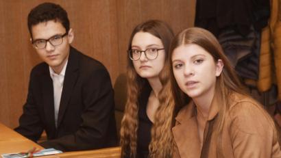 Bild: Gabi Schönberger
Die Preisträger des Geschichtswettbewerbs: Susann Grochowina, Teresa Bodenmeier und Sebastian Kneidl ( von rechts).