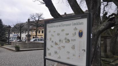 Bild: ws
Nicht unbedingt den modernen Ansprüchen genügt die alte Tafel am Marktplatz, die auf Wanderwege und Attraktionen hinweist. An diesem Standort will die Stadt eine modere Info-Stele installieren. Die OWV-Tafel freilich sollte aufgefrischt und einen neuen Platz finden.