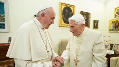 Bild: Vatican Media/dpa
Papst Franziskus (l) und der emeritierte Papst Benedikt XVI im Kloster „Mater Ecclesiae“ in Rom.