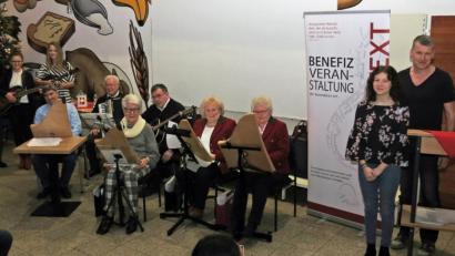 Bild: Dobmeier
Bei der dritten Benefizveranstaltung „Musik und Text“ der Tafel Weiden-Neustadt wirken mit (von rechts) Wolfgang Göldner, Leonie Rath, die Gruppe „Oberpfälzer Saitenklang“ sowie das Duo Marina und Magdalena und Tafel-Vorsitzender Josef Gebhardt.