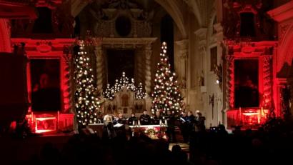 Bild: hir
Stimmungsvoll war die barocke Pfarrkirche beleuchtet. In dieser besonderen Atmosphäre lief der Projektchor zur Höchstleistung auf.