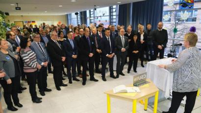 Bild: do
Der traditionelle Neujahrsempfang der CSU Eschenbach ist seit über 40 Jahren ein Treffen, dass in lockerer Runde zu vertrauensbildenden Gesprächen anregt. CSU-Ortsvorsitzende Dr. Sabine Schultes (rechts) begrüßt die vielen Gäste aus der gesamten Region.