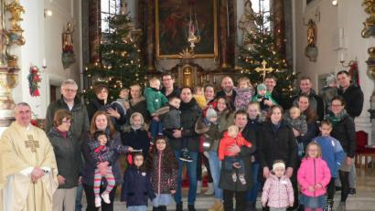 Bild: nid
Pfarrer Alfons Kaufmann (links) feiert zusammen mit den Eltern und Kindern den Taufgedächtnisgottesdienst.