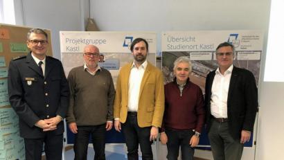 Bild: Andreas Royer
Informationen über die Projektgruppe und den Umbau der Klosterburg Kastl als neuen Studienort der Polizei-Hochschule hatte (von links) Polizeidirektor Stefan Beil für die FDP-FWS-Delegation mit Hans-Jürgen Reitzenstein, MdL Sebastian Körber, Hans Pickel und MdL Alexander Muthmann vorbereitet.