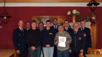 Bild: ils
Bereits seit 50 Jahren ist Georg Hauer (mit Urkunde) Mitglied der Freiwilligen Feuerwehr Klobenreuth. Für seine langjährige Treue wurde er in der Jahreshauptversammlung ausgezeichnet.