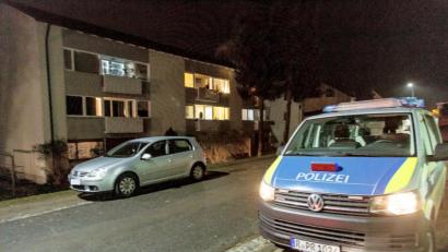 Symbolbild: Hösamer
Die Polizei drang in eine Wohnung in einem Mehrfamilienhaus ein und nahm einen 32-Jährigen fest.