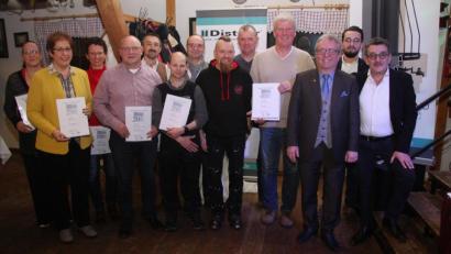 Bild: wro
Langjährige und verdiente Mitarbeiter ehrte die Firma Distner Fenstertechnik im "Kramerstodl" in Falkenberg. Das Bild zeigt die Jubilare mit Firmenchef Hubert Distner, Junior Florian Distner und dem Wiesauer Bürgermeister Toni Dutz (von rechts).