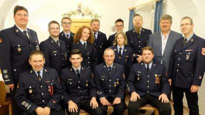 Bild: wlr
Wilhelm Wittmann (sitzend, Zweiter von rechts) kümmerte sich schon um die Fahrzeuge der Feuerwehr, da war sein jetziger Nachfolger Fabian Weidensteiner (sitzend, rechts) noch gar nicht geboren. Nun hatte er das Gefühl, dass es an der Zeit wäre, den Weg für die jüngere Generation frei zu machen.