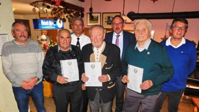 Bild: hai
Vorsitzender Roland Veigl und Zweiter Bürgermeister Rudi Heier (hinten von links) ehrten Rainer Munz, Karl Bayer, Heinz Kettel, Gerhard Brunner und Peter Haberkorn (von links) für jahrzehntelange Zugehörigkeit.