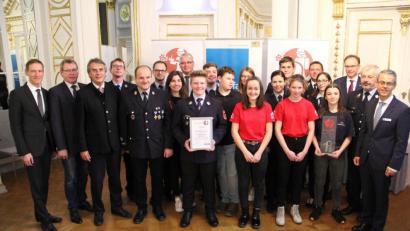 Bild: boj
Es war der Jahreshöhepunkt, als die Delegation der Feuerwehr Niedermurach den Ostbayerischen Feuerwehrpreis im Spiegelsaal der Bezirksregierung entgegen nehmen durfte. Zur Auszeichnung gratulierten Regierungspräsident Axel Bartelt (Dritter von links), sein niederbayerischer Amtskollege Rainer Haselbeck (links), Bürgermeister Martin Prey (Zweiter von links) sowie Repräsentanten von Feuerwehrverband und Sparda-Bank.