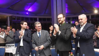 Bild: Gabi Schönberger
Zwei Minuten stehender Applaus begleitet Bernd Sibler (Zweiter von links) nach seiner Rede im Innovision-Center der BHS Corrugated. Über die Wahlkampfmunition des Ministers freuen sich Landtagsabgeordneter Stephan Oetzinger (vorne, links), Weiherhammers Bürgermeister Ludwig Biller und Landrat Andreas Meier (von rechts).