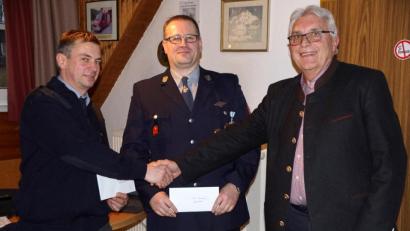 Bild: bkr
Die Nachwuchsarbeit der Feuerwehr trägt vielbeachtete Früchte. Sie zu fördern, dient der Inhalt zweier Kuverts, die Bürgermeister Josef Hecht (rechts) mitgebracht hatte. Die Umschläge überreichte er an Alexander Danzer (links) und Vorsitzenden Armin Scheidler (Mitte).