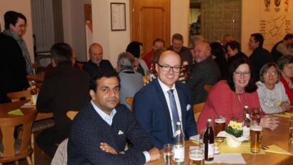 Bild: soj
Pfarrer Pater Anish George (sitzend, von links), Kirchenpfleger Stefan Kausler, Petra Ritter von der Kirchenverwaltung und die zahlreichen Gäste im Pfarrgemeindehaus