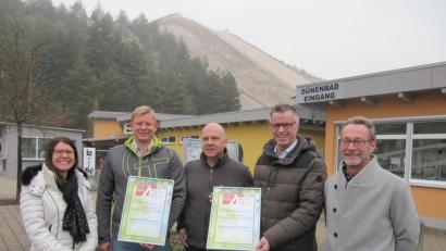 Bild: fg
Über die begehrte Auszeichnung Campsite Award freuen sich (von links) Sandra Hüttner zuständig für Tourismus bei der Stadtverwaltung Hirschau, Andreas Gebhardt, Betriebsleiter des Freibads, Christian Reil, 2. Vorsitzender des Skiclubs Monte Kaolino, Bürgermeister Hermann Falk und Wolfgang Schwarz, Geschäftsführer der vom SCMK betriebenen Attraktionen.