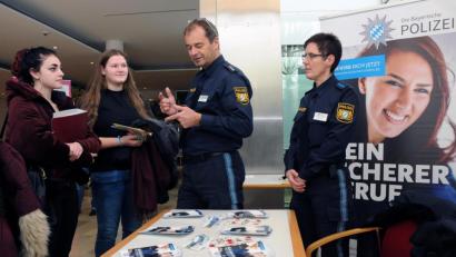 Bild: Stephan Huber
Die bayerische Polizei war beim Tag zur Berufs- und Studienorientierung mit einem Stand dabei.