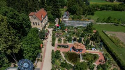 Archivbild: exb
Im Kloster- und Naturerlebnisgarten mit dem Heilkräutergarten nach Hildegard von Bingen mit dem Bauerngarten mit Kräuterspirale und diversen Themenbereichen ist der Ort vieler Veranstaltungen im Programm des KuBZ.