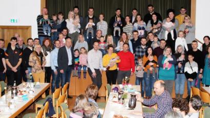 Bild: lst
Der CSU-Ortsverband, die Frauen-Union und die Junge Union überreichen im katholischen Pfarrheim an 28 junge Familien das Baby-Begrüßungsgeld.