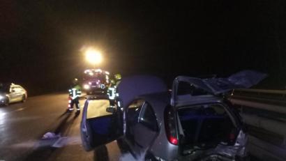 Bild: Uwe Ibl
Ein Corsa und ein Golf kollidieren auf der A93 bei Windischeschenbach. Drei Personen werden bei dem Unfall verletzt.