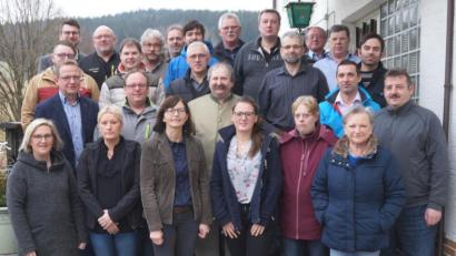 Bild: weu
28 Bürger haben sich bereit erklärt, bei der Stadtratswahl für die Freie Wählergruppe Schönsee-Ost zu kandidieren. Die Bewerber sprachen sich dafür aus, Reinhard Kreuzer (rechts) als Bürgermeisterkandidat zu unterstützen.