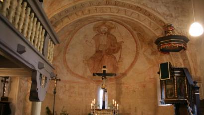 Archivbild: Rainer Christoph
Den Altar aus dem Jahre 1670 überließ man der katholischen Kirche. Er wurde durch einen einfachen Altar mit Holzkreuz ersetzt. So kommen auch die Jesus-Darstellung und weitere Fresken gut zur Wirkung.