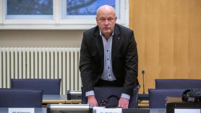 Bild: Armin Weigel/dpa
Joachim Wolbergs, suspendierter Oberbürgermeister von Regensburg, steht im Verhandlungssaal im Landgericht Regensburg.