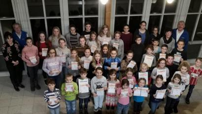 Bild: hir
Um den Nachwuchs braucht der Spielvereinigung nicht bange sein: Die Kinder und Jugendlichen stellten das Gros der ausgezeichneten Sportler. Zweite Bürgermeisterin Johanna Mertins (links) und Spartenleiterin Brigitte Hirmer (hinten Zweite von rechts) gratulierten mit den verantwortlichen Übungsleitern Bernd Linek (Zweiter von links) und Wolfgang Bernert (hinten rechts).