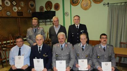 Bild: soj
Kreisvorsitzender Thomas Semba (hinten, von rechts) und Bürgermeister Manfred Kratzer gratulierten den Geehrten: Hans Rochholz (hinten, links) sowie (vorne, von links) Werner Kaden, Vorsitzender Manfred Riedl, Matthias Schönl, Walter Neumeier und Johannes Pöllath.