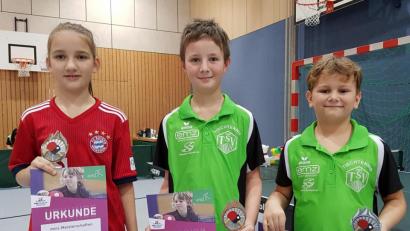 Bild: exb/Erich Kneißl
Bei den Mädchen der Altersklasse 9/10 gewann Laura Kiendl (links). Die Konkurrenz der Jungen in der Altersklasse 8 gewann Florian Bader (rechts) vor Luca Schönberger (Mitte).
