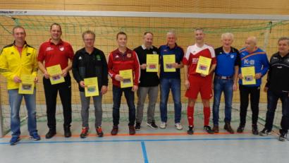 Bild: mab
Neun AH-Mannschaften beteiligten sich am Hallenturnier in Schwarzenfeld, das Werner Pflamminger (rechts) organisiert hatte.