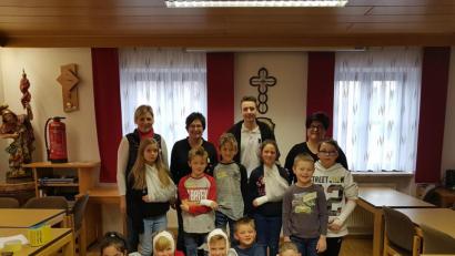 Bild: soj
Bild zeigt die Löschzwerge mit der Kinderbeauftragten Monika Horn (hinten, Zweite von links) und dem Feuerwehrsanitäter Harald Schmidt mit dem Löschzwergeteam.