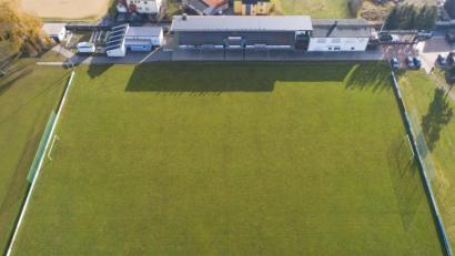 Bild: Thilo Hierstetter
Wie Peter Zahn im Pressegespräch angab, sei in Bayern 2018 täglich eine Fläche verbaut worden, die etwa 14 Fußballfeldern (im Bild das Stadion des TuS Rosenberg), also etwa zehn Hektar, entspreche.