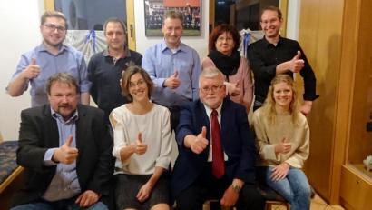 Bild: exb
Ein Teil des SPD-Kandidatenteams: (hinten, von links) Felix Pickelmann, Horst Sommer, Erich Pickelmann, Petra Iwanek, Ralf Schneider, (sitzend, von links) Joachim Iwanek, Marina Rischan, Bürgermeister Hans Durst und Bianca Iwanek.