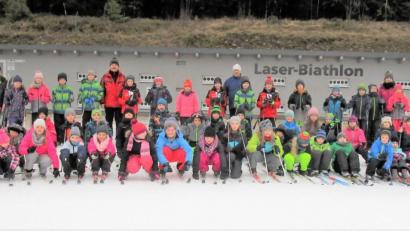 Bild: tu
Die dritten und vierten Klassen der Zottbachtal-Grundschule Pleystein sind mit großem Eifer in den Loipen des Skilanglaufzentrums Silberhütte unterwegs.