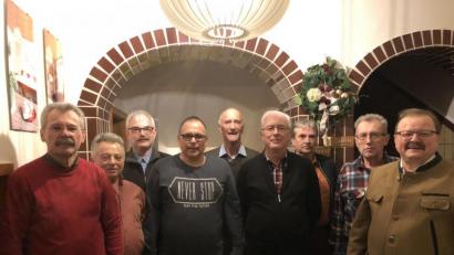 Bild: exb
Bei den Neuwahlen wurde Herbert Ulrich das Amt des neuen Vorsitzenden des Männergesangvereins übertragen. Im Bild (von rechts): Bürgermeister Alfred Stier, Ehrenvorsitzender Werner Schwägerl, Dirigent Siegfried Kumeth, Vorsitzender Herbert Ulrich, Kassier Norbert Danhof, Zweiter Vorsitzender (neu) Steffen Braunert, Fahnenträger Engelbert Eckert, Ehrenmitglied Günter Bauer und Schriftführer Sigmund Schütz.