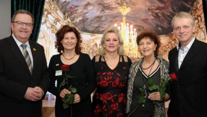 Bild: gf
Bürgermeister Martin Preuß (links) wünschte (weiter von links) Beate Tran, Claudia Hiersig, Erna Anna Eichenseer und Joachim Hiersig viel Erfolg.