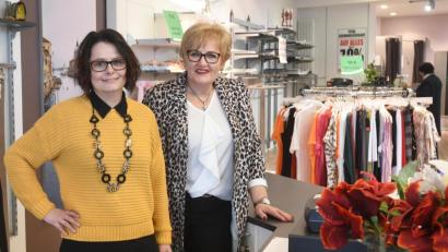 Bild: Gabi Schönberger
Yvonne Härtl (links) freut sich auf ihre neue Aufgabe. Sie führt ab 1. März „Rosis Mode“ von Rosi Reiser-Hartinger weiter.