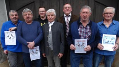 Bild: ct
Die erfolgreichen Züchter der Vilstalsegler Schönlind werden ausgezeichnet (von links): Thomas Nossner, "Überflieger" Josef Paulus, Lukas Nossner, Josef Huber, Bürgermeister Hans-Martin Schertl, Vorsitzender Alfred Kraus und Einsatzstellenleiter Willi Rösel.