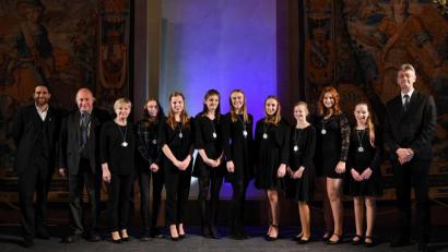 Bild: Andreas Gebert, StMWK/exb
Von links: Ironman-Weltmeister Faris Al-Sultan, Schulleiter OStD Georg Hecht, Sportlehrerin Maria Dürrschmidt, Annika Brech, Lena Rath, Kathrin Bachmeier, Viktoria Bogner, Daria Codlova, Marlene Züllich, Daniela Codlova, Dominika Codlova, Kultusminister Michael Piazolo.