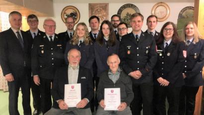 Bild: cro
Vorsitzender Florian Plödt (Vierter von rechts) mit den geehrten und beförderten Feuerwehrmännern. Neuer Ehrenvorstand Gerhard Weidner (vorne, links) und Herrmann Eckert (vorne, rechts) der für 70 Jahre Mitgliedschaft geehrt wurde. Dahinter die neuen Mitglieder der Jungfeuerwehr, Emilie Hacker und Nina Hößl, die ihre Dienstbücher erhielten. Von links: Bürgermeister Thomas Meiler, Kommandant Hettler und Kreisbrandmeister Alfons Huber.