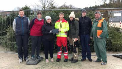 Bild: lep
Die Mitglieder der KLJB mit Unterstützer Josef Schreglmann (rechts) geben direkt nach Beendigung der Sammelaktion den Erlös an den Leiter der „First-Responder"-Gruppe, Justin Goß (Mitte), weiter.