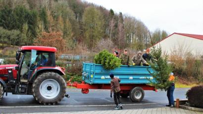 Bild: wku
Die Jugendfeuerwehr beim Christbaum-Einsammeln.