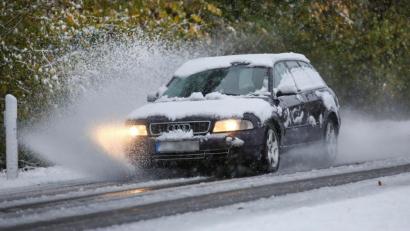 Bild: Thomas Warnack/dpa
Winterreifen oder Ganzjahresreifen? Hier gehen die Meinungen auseinander.