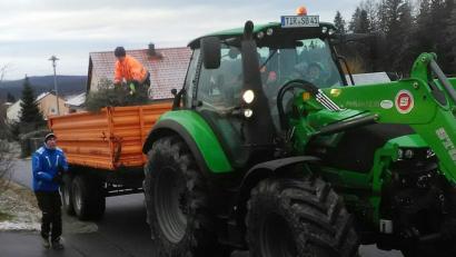 Bild: ld
Die Junge Union war mit zwei Gespannen unterwegs , um die am Straßenrand abgelegten Christbäume einzusammeln.