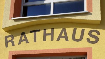Bild: Petra Hartl
Der Plan, das Ammerthaler Rathaus umzubauen, gefällt längst nicht jedem in der Gemeinde.