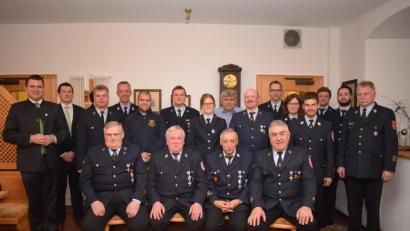 Bild: bnr
Die Feuerwehr Trausnitz konnte vier Feuerwehrmänner für 25jährige und sechs für 40jährige aktive Dienstzeit auszeichnen. Die Auszeichnung überreichten Landrat Thomas Ebeling (links) und Bürgermeister Martin Schwandner (Zweiter von links) sowie die Führungskräfte der Feuerwehr.