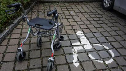 Symbolbild: jut
Geheingeschränkte Senioren, die etwa nur noch mit einem Rollator einigermaßen mobil sind, sollten Behindertenparkplätze benutzen dürfen, finden Experten aus der Region.