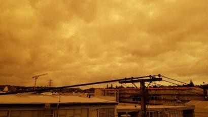 Bild: Andreas Götz
Orangefarbener Rauch über einem Tennisplatz in Auckland, Neuseeland. Die Rauchschwaden aus Australien zogen 2000 Kilometer über das Meer.